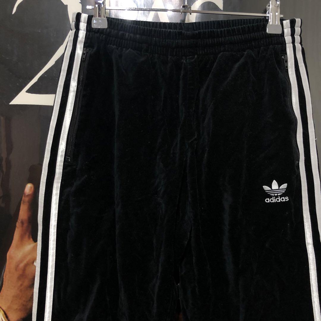 小松菜奈 adidas アディダス 光沢 ベロア素材 トラックパンツ 黒