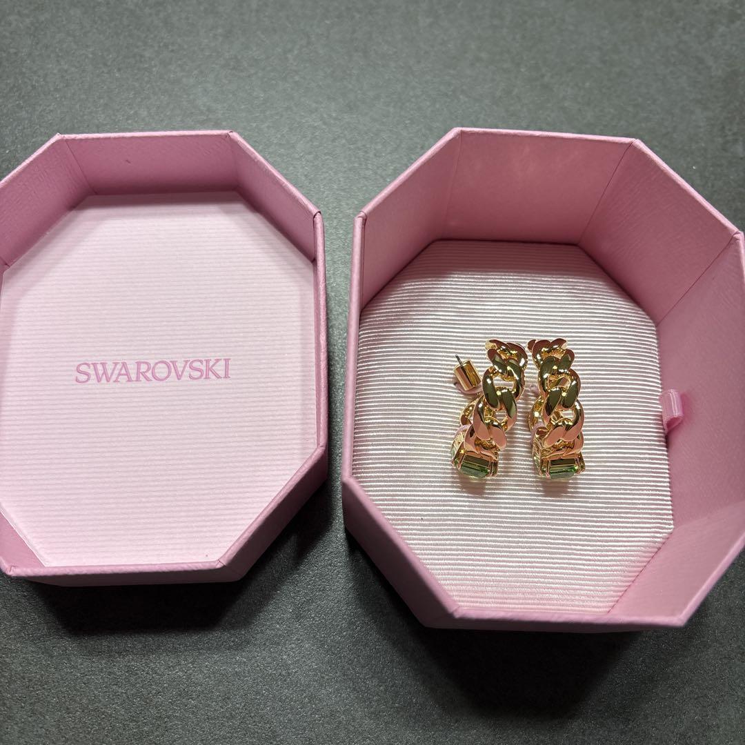 Swarovski ゴールドエメラルドカットピアス