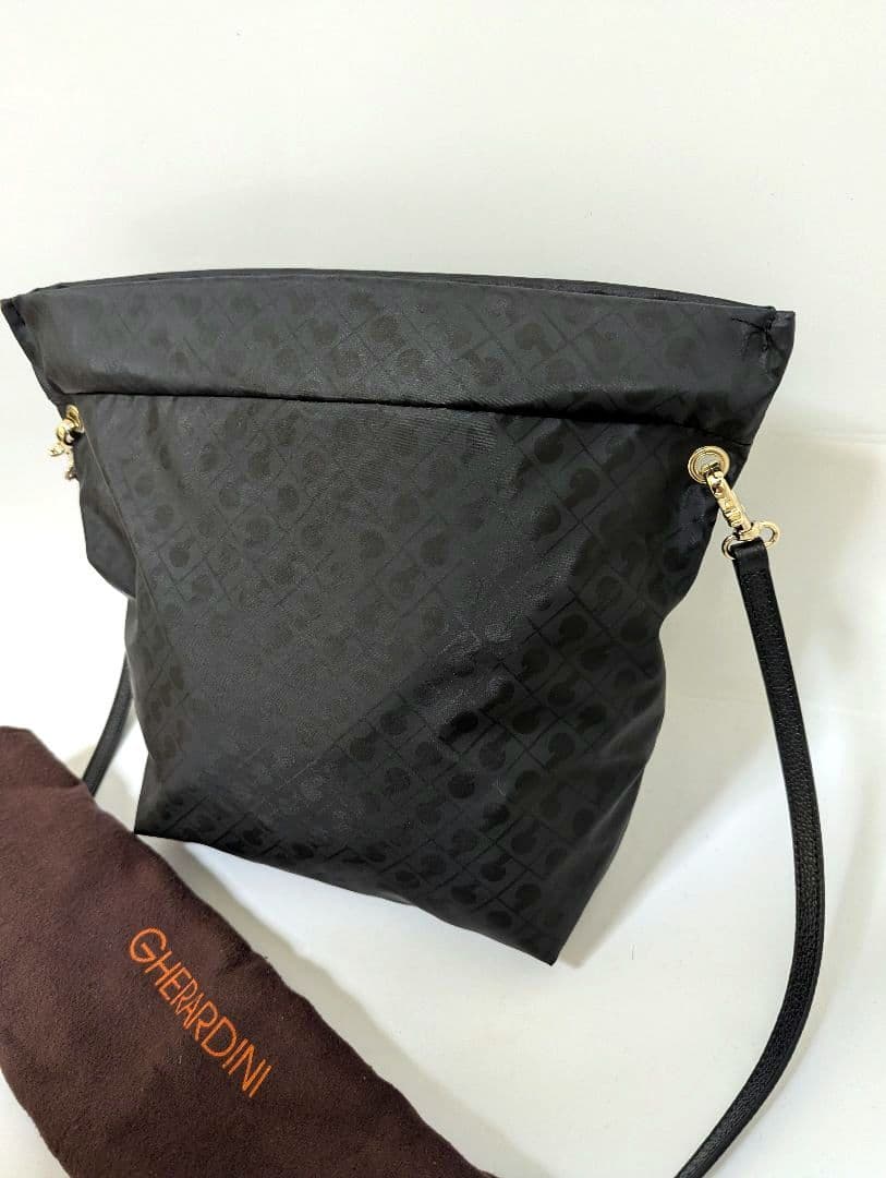 未使用品級 GHERARDINI ダークグレー ショルダーバッグ ロゴ 袋付き 未使用品級 GHERARDINI ダークグレー ショルダーバッグ ロゴ 袋付き