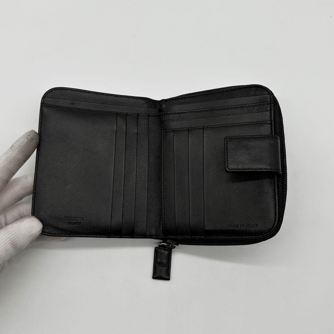 【極美品】PRADA 二つ折り財布 レザー サフィアーノ 三角ロゴ ブラック 極美✨付属完備✨PRADA 二つ折り 財布 サフィアーノ レザー 三角