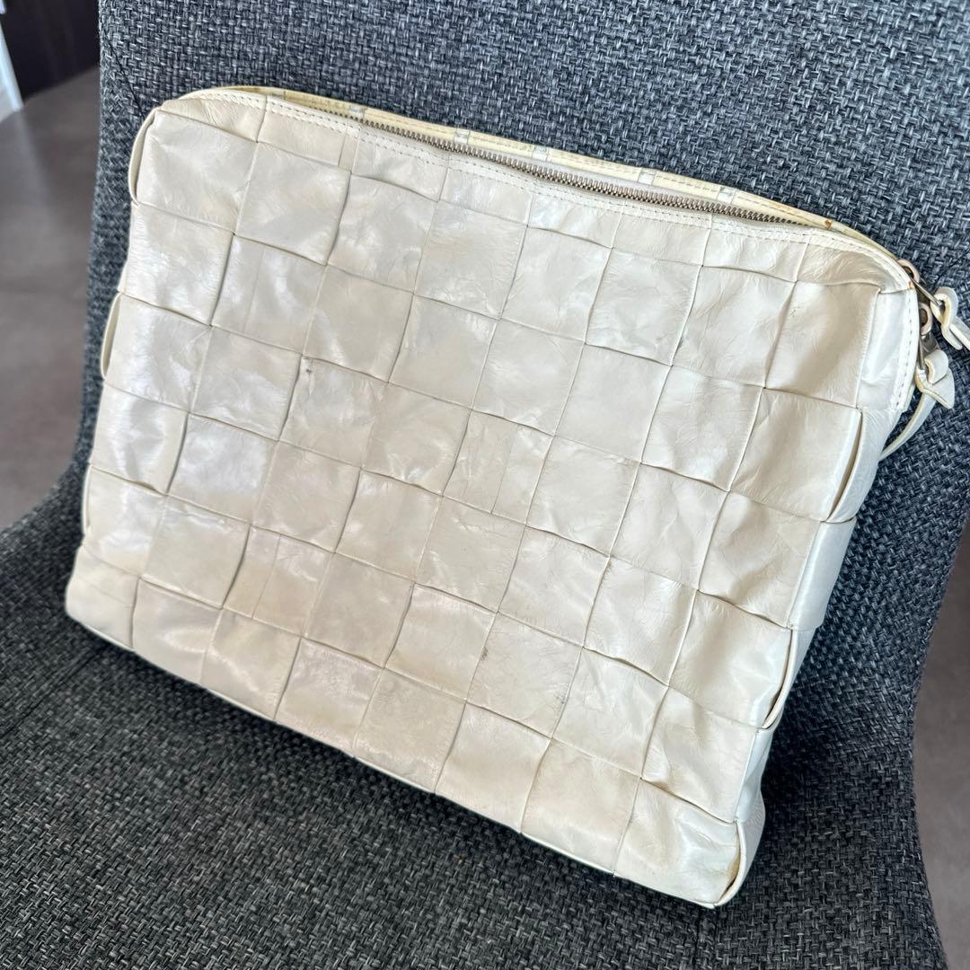 BOTTEGA VENETA オフホワイト ポーチ付き編み込み クラッチバッグ BOTTEGA VENETA オフホワイト ポーチ付き編み込み クラッチバッグ