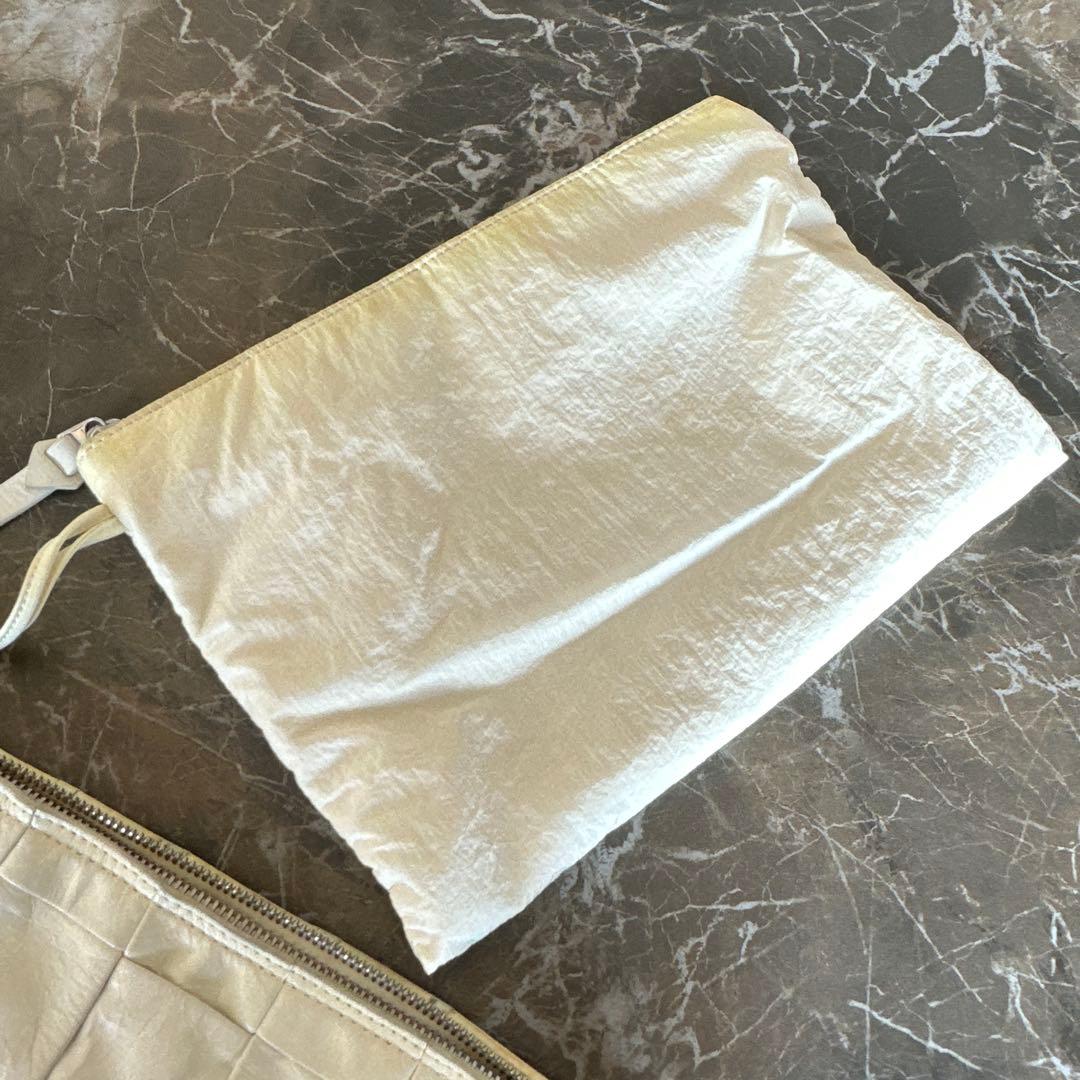 BOTTEGA VENETA オフホワイト ポーチ付き編み込み クラッチバッグ BOTTEGA VENETA オフホワイト ポーチ付き編み込み クラッチバッグ