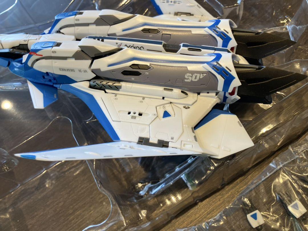 【DX超合金　VF-31J　スーパージークフリード】マクロス　フィギュア