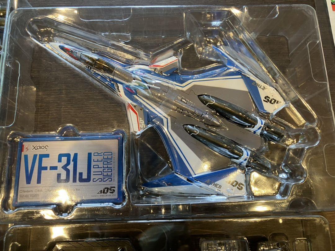 【DX超合金　VF-31J　スーパージークフリード】マクロス　フィギュア