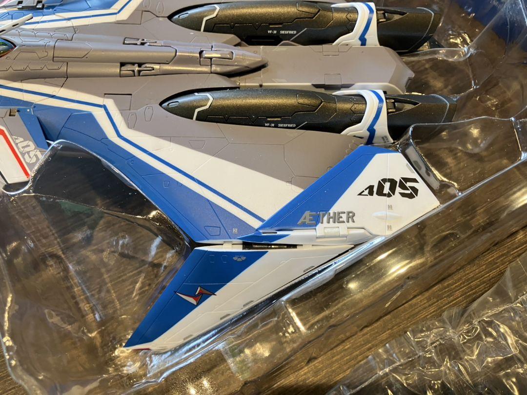 【DX超合金　VF-31J　スーパージークフリード】マクロス　フィギュア