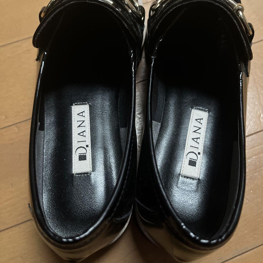 DIANAエナメル黒ローファー