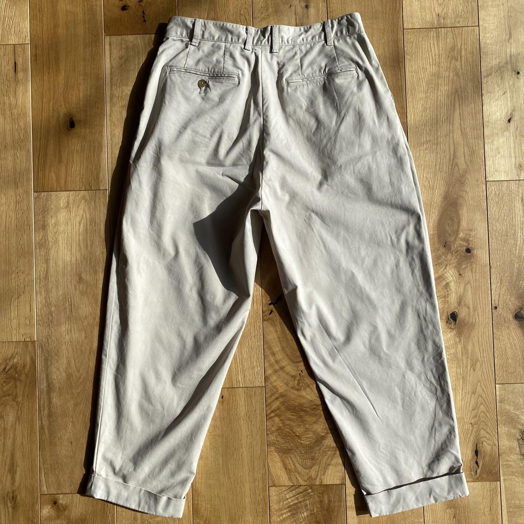 BEAMS PLUS 2プリーツチノ　トラウザーズ　CEMENT　M