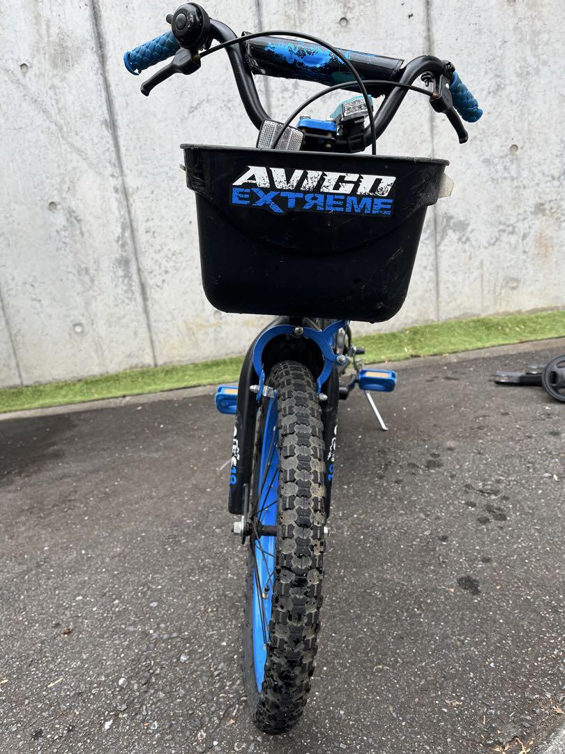 子供用自転車 黒と青 LEDライト、補助輪、サイドスタンド付き