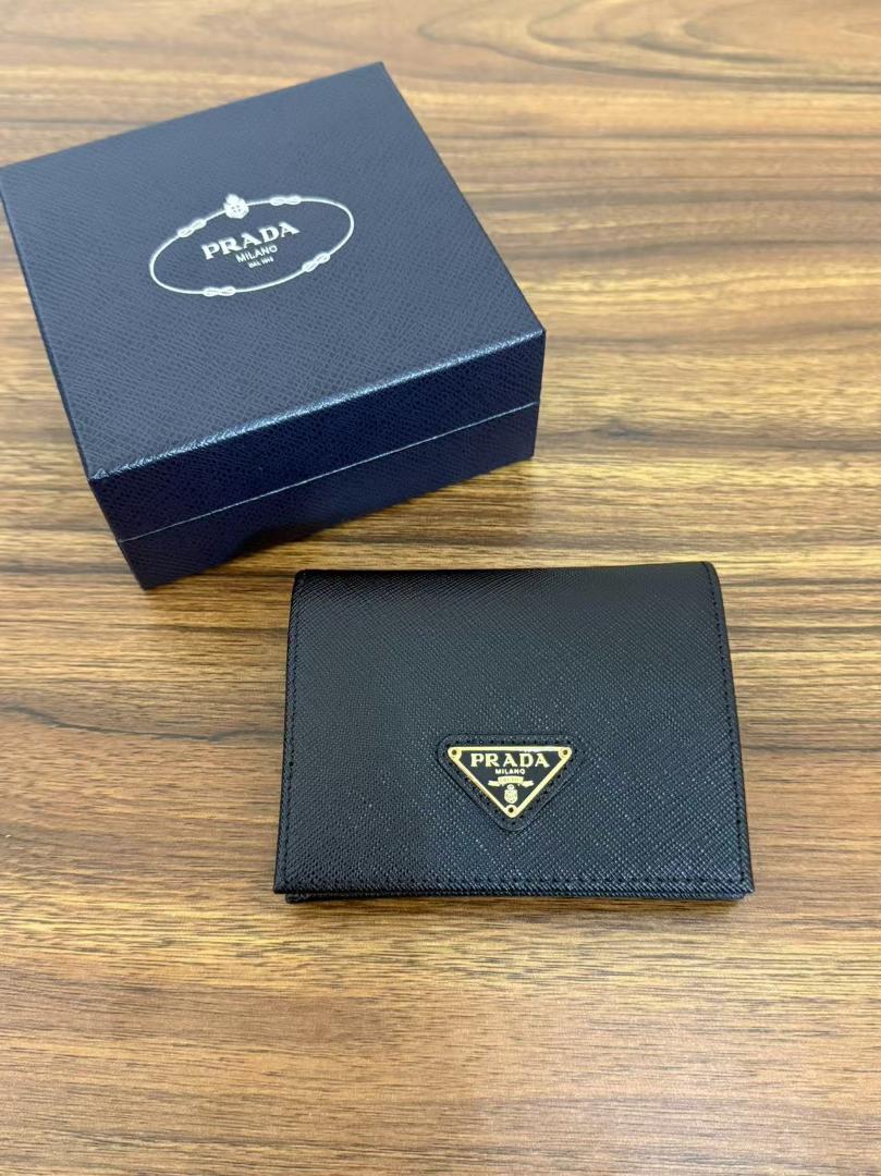 プラダ ブラックレザー 二つ折り財布