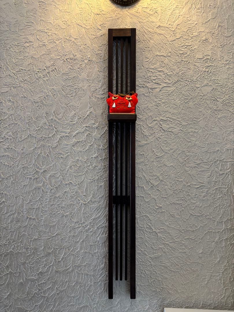 古民家の廃材を使った置物の飾り台　ダークブラウン木製壁掛けシェルフ