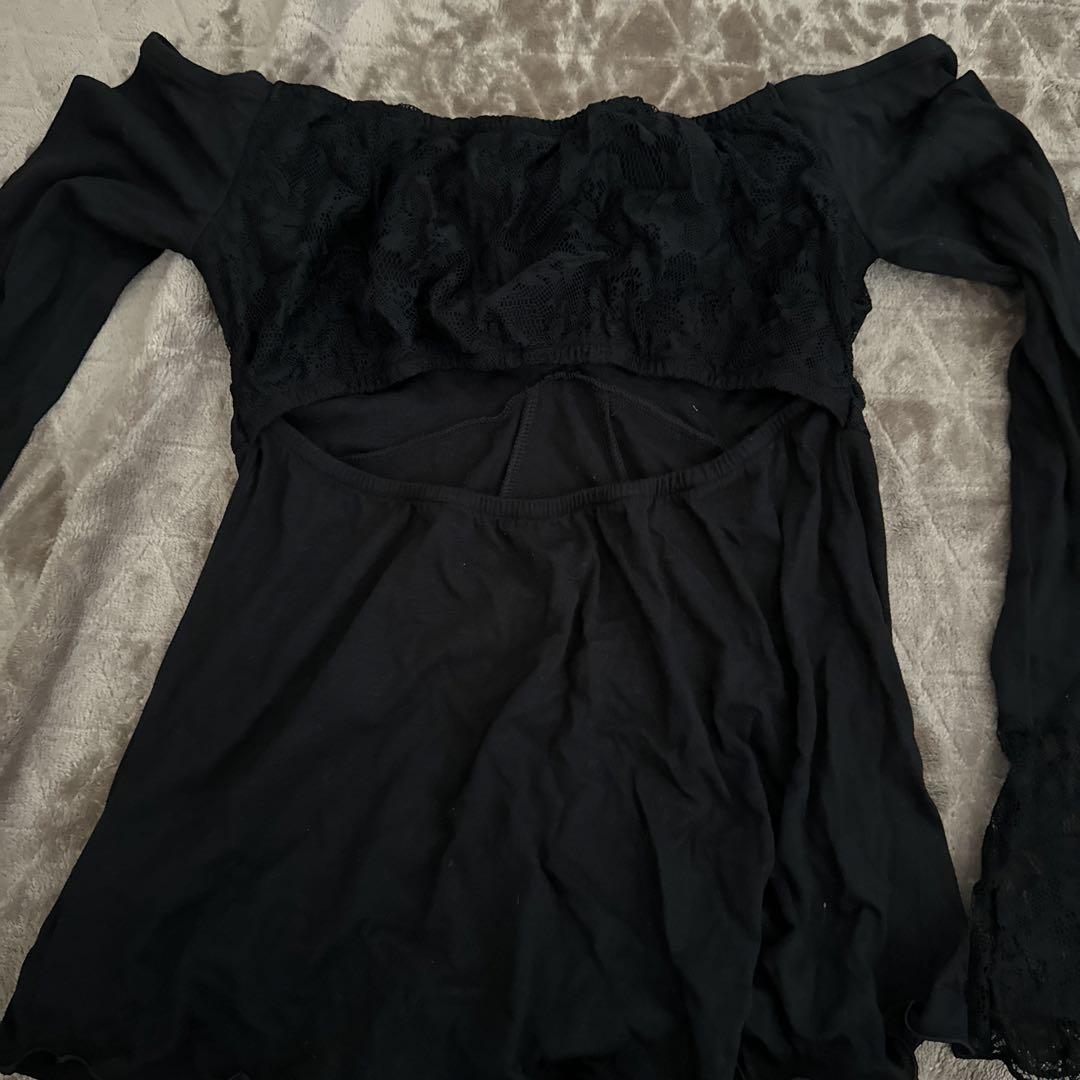 d.i.a.レース付き黒フレアスリーブTシャツ