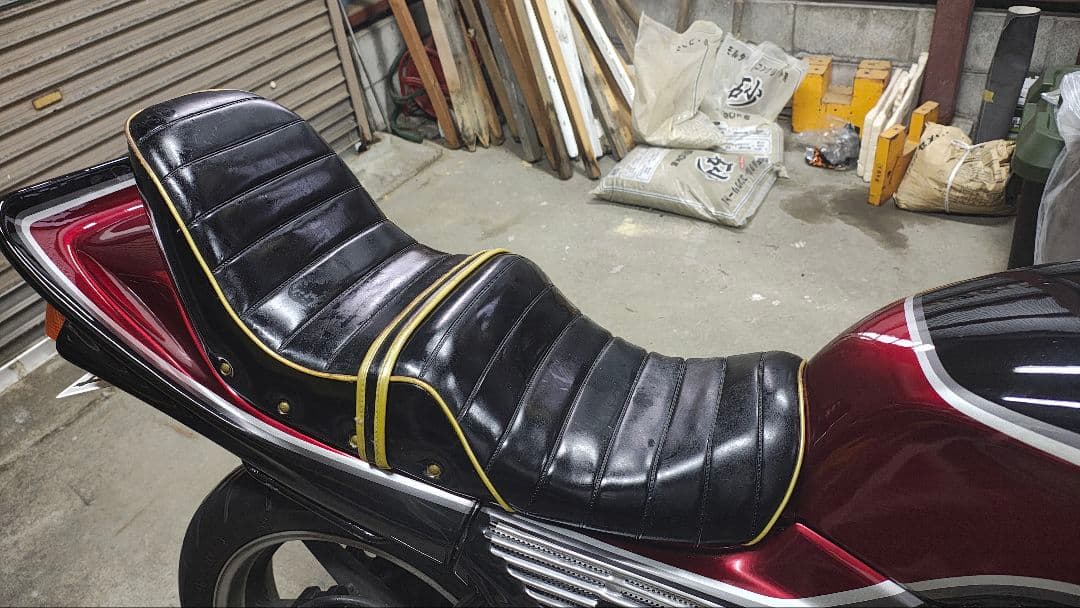 ジェイド250 チョビ三段シートジェイド　JADE250　ブラック　ゴールド