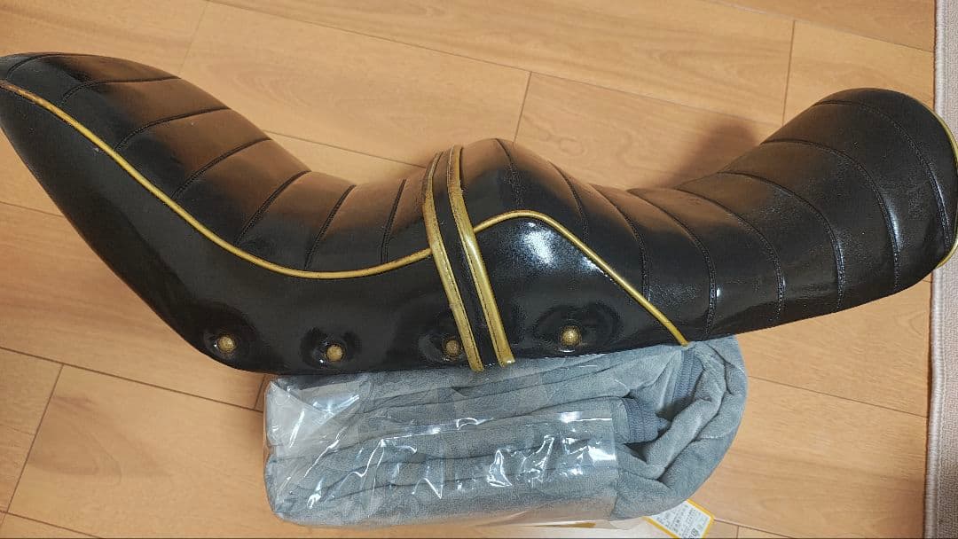 ジェイド250 チョビ三段シートジェイド　JADE250　ブラック　ゴールド