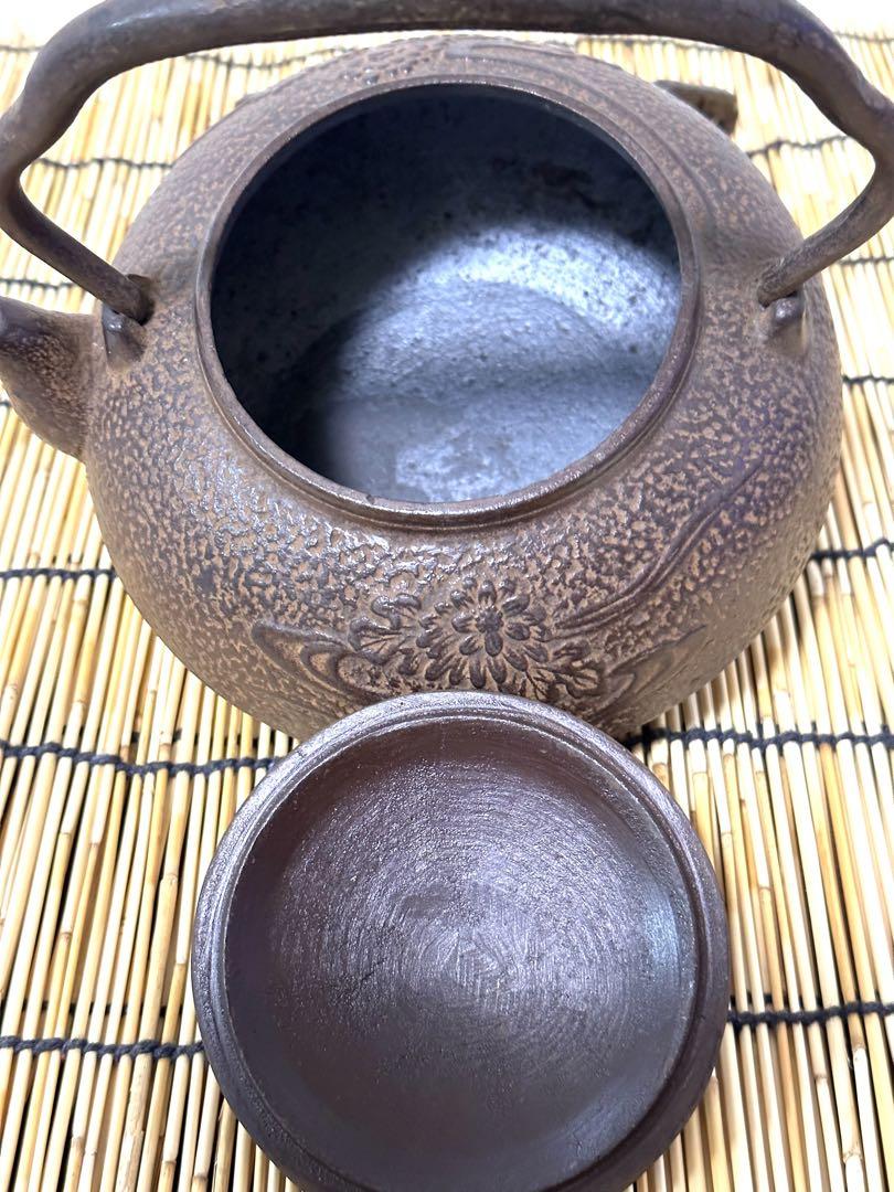未使用品　南部三厳堂　菊華文様　１０型アラレ　南部鉄瓶　南部鉄器　鉄分補給 未使用品 南部三厳堂 菊華文様 10型アラレ 南部鉄瓶