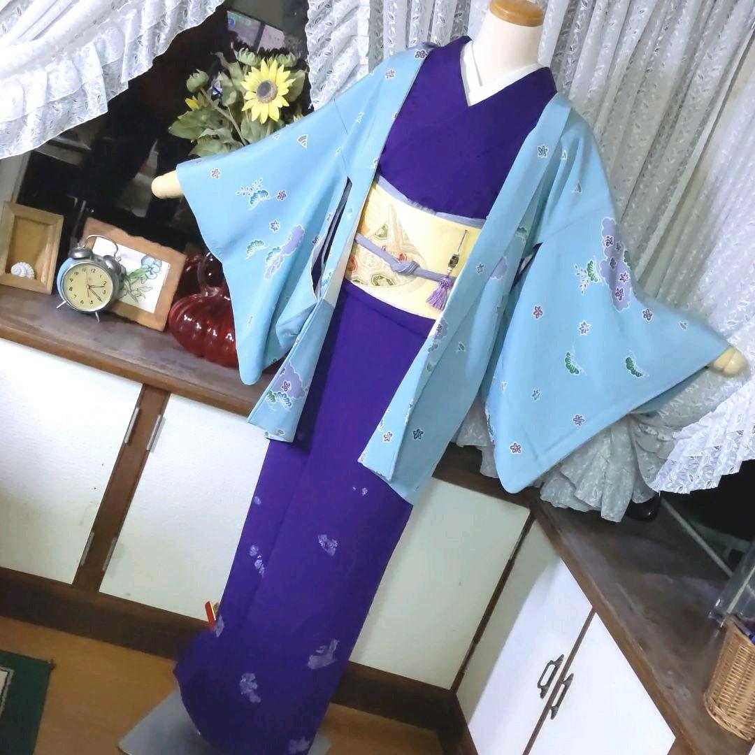 清々しい水色の縮緬地に紅型模様が美しい羽織です