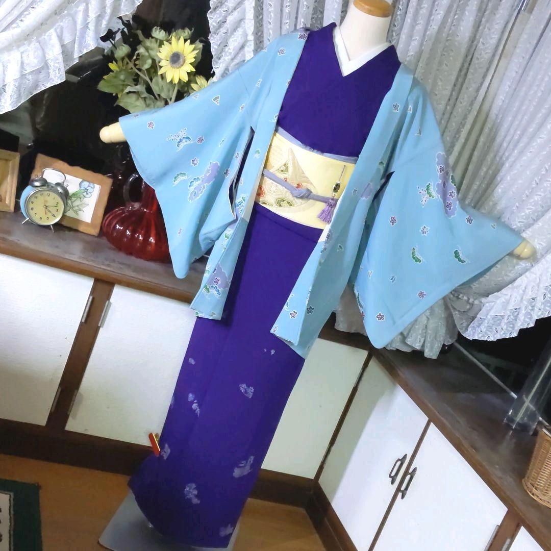 清々しい水色の縮緬地に紅型模様が美しい羽織です