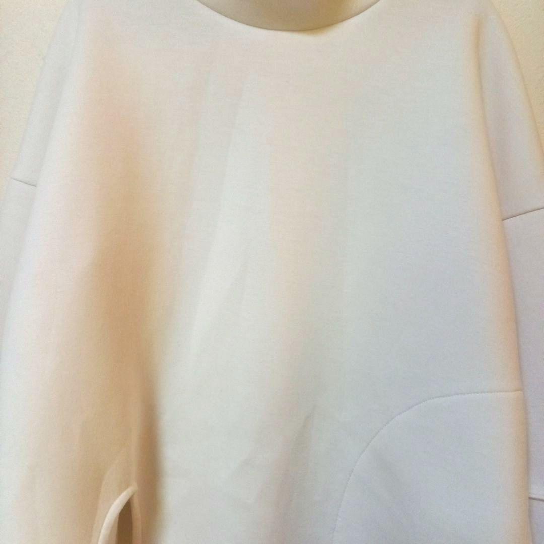 UN3D.カーブスリットトップス¥26,400秋冬デザイントレンド着心地◎ UN3D.カーブスリットトップス¥26,400秋冬デザイントレンド着心地◎