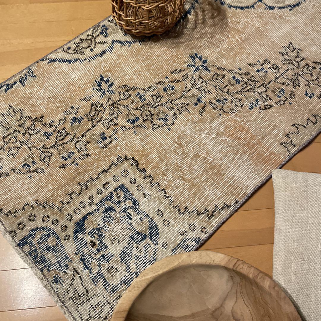 65×124 ペールオレンジベージュ×ブルー　ボタニカル　トルコヴィンテージラグ