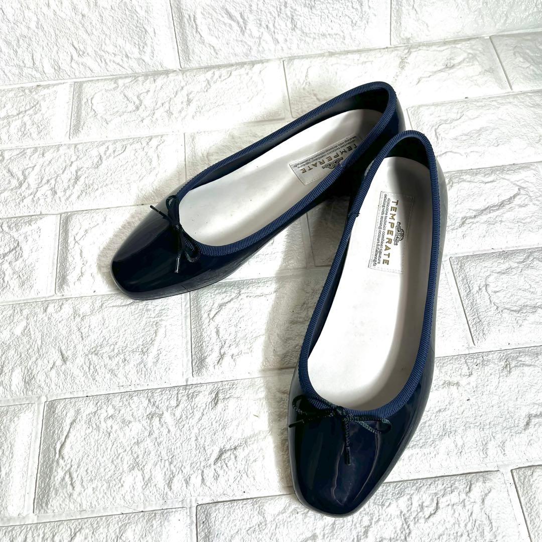 フラットパンプス