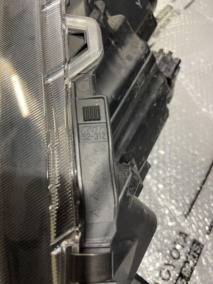 NHP10 アクア右　ヘッドライト　ヘッドランプ.KOITO 52-312