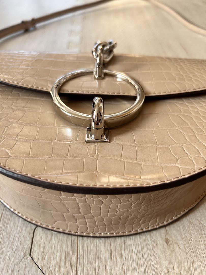 CHARLES & KEITH クロコダイル風ショルダーバッグ　ベージュ CHARLES & KEITH クロコダイル風ショルダーバッグ｜Yahoo!フリマ