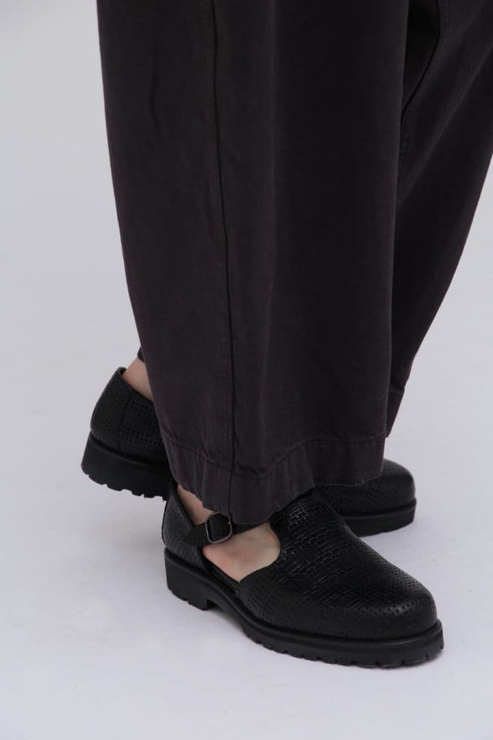 今週限定Tomo&Co EMBOSSED CZECH GURKHA SANDAL