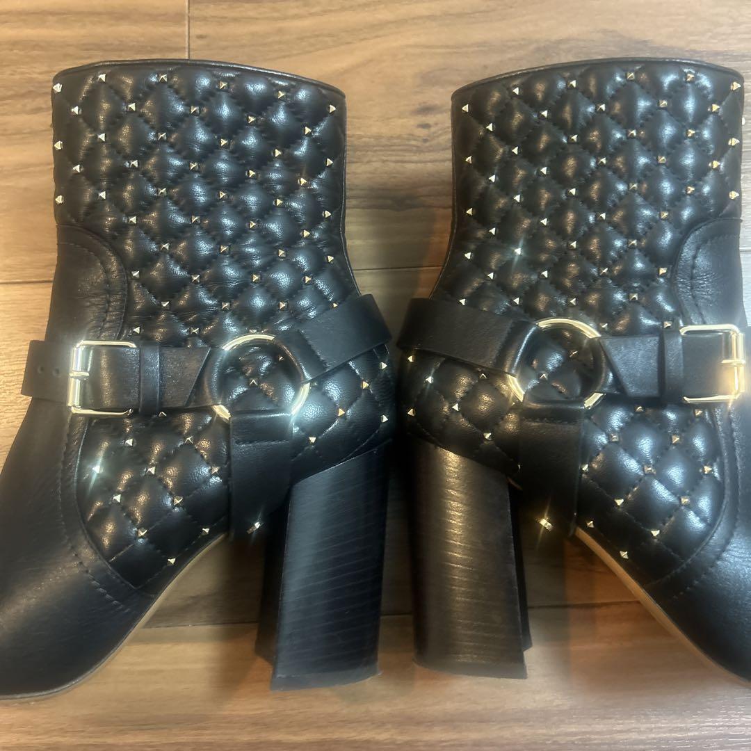 スタッズ付きキルティングブラックブーツ