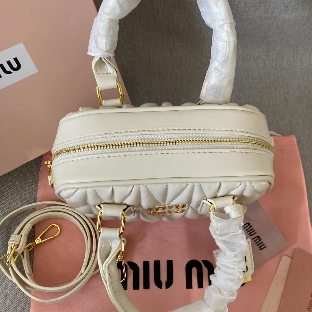 miu miu ホワイト キルティング ショルダーバッグ miu miu ホワイト キルティング ショルダーバッグ - メルカリ