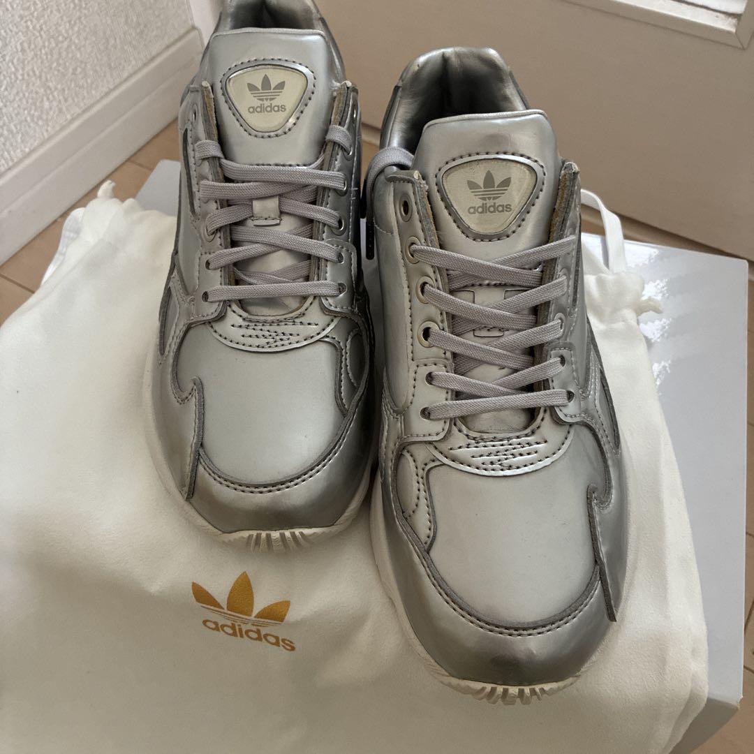 未使用　adidas originals ファルコン　シルバー スニーカー 24