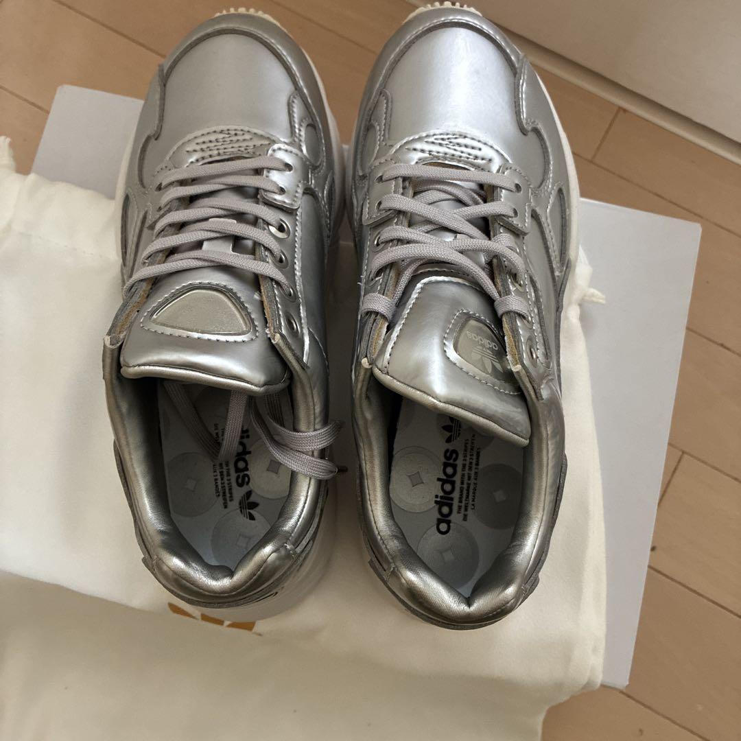 未使用　adidas originals ファルコン　シルバー スニーカー 24