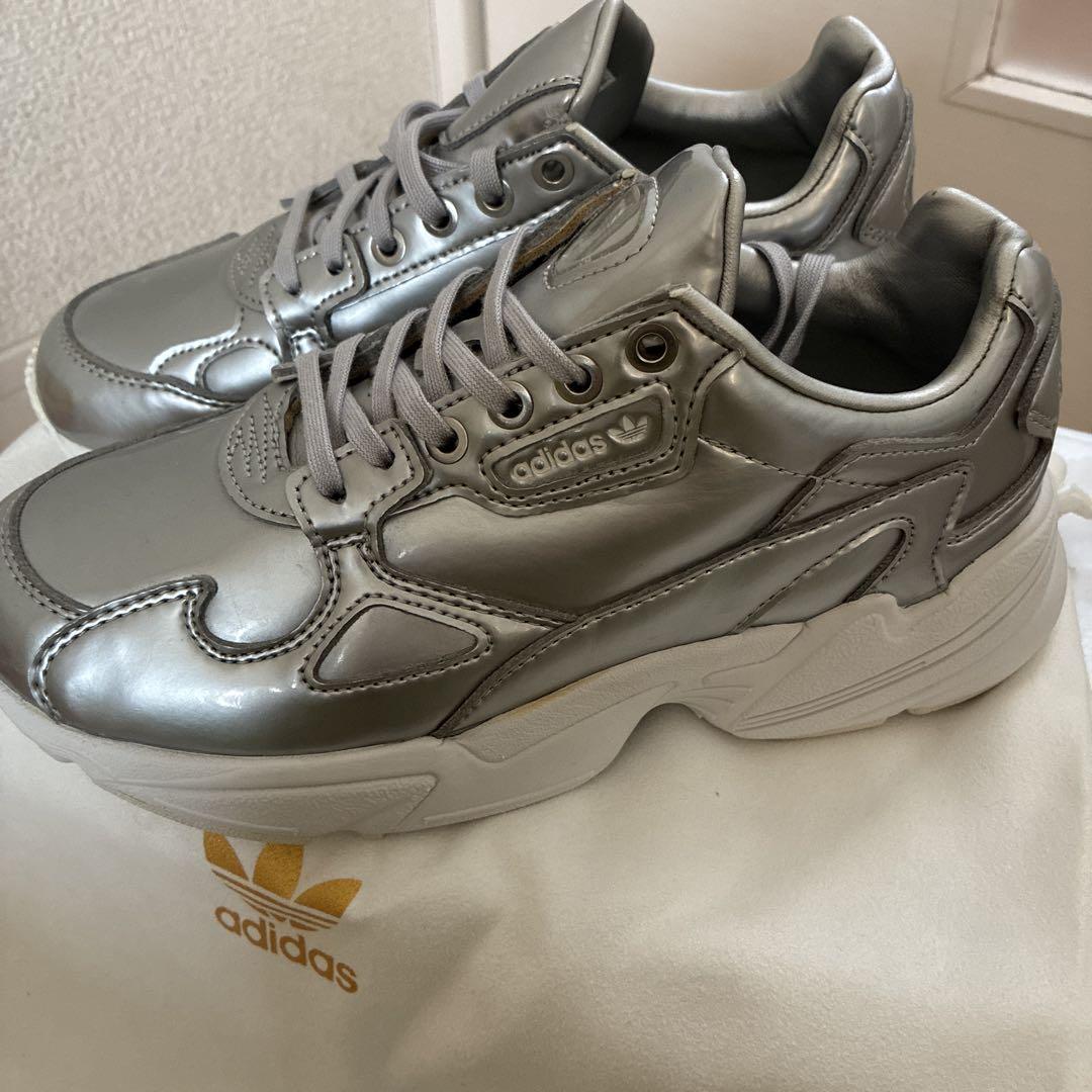 未使用　adidas originals ファルコン　シルバー スニーカー 24