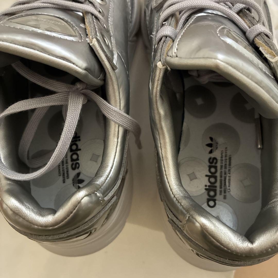 未使用　adidas originals ファルコン　シルバー スニーカー 24