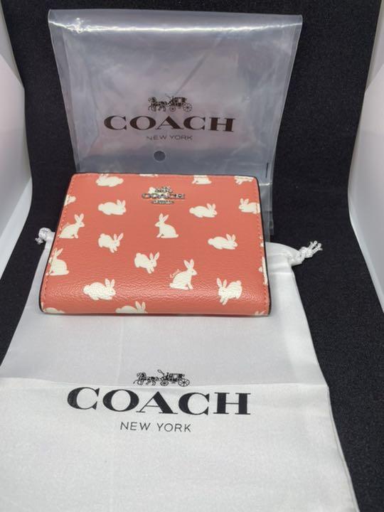 コーチ COACH 財布 二つ折り財布 91200 SVB3R うさぎ柄 - メルカリ コーチ COACH 財布 二つ折り財布 91200 SVB3R うさぎ柄 - メルカリ