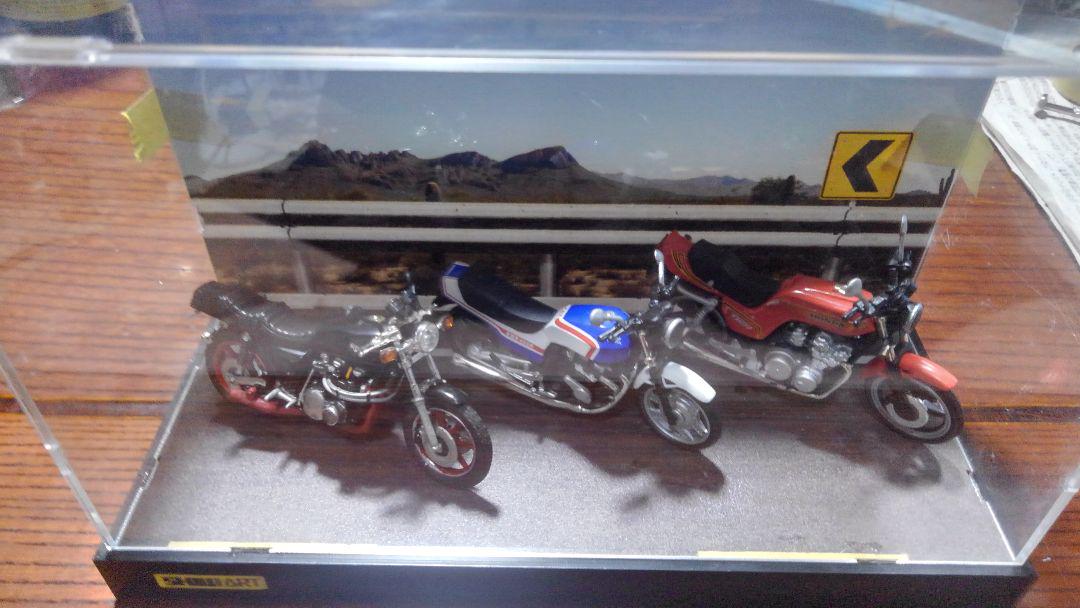 バイク✨プラモデル✨１/２４✨ミニカー✨CBX４００f✨等✨３台+高級ケース付き