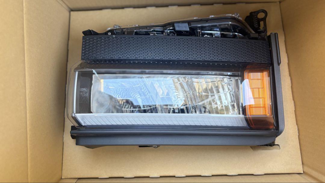 ランクル250 角目ヘッドライト左右セット　新車外し　送料込み