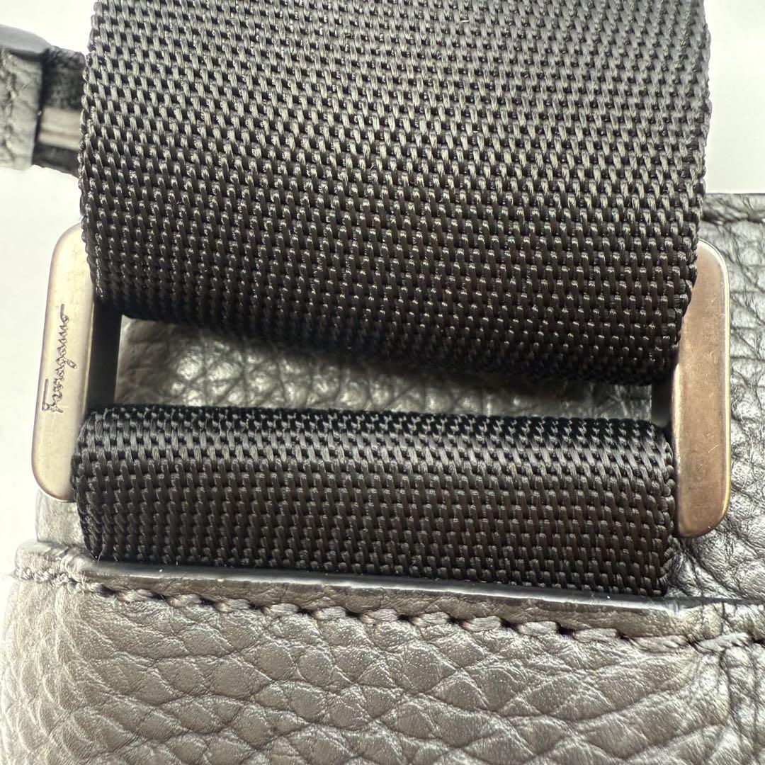 ✨未使用級✨Ferragamo フェラガモ ショルダーバッグ レザークロスボディ