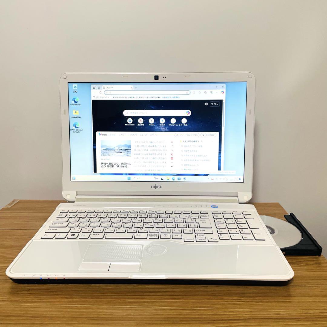 富士通 i7/SSDホワイトパソコン メモリ8ギガwin11 オフィスブルーレイ