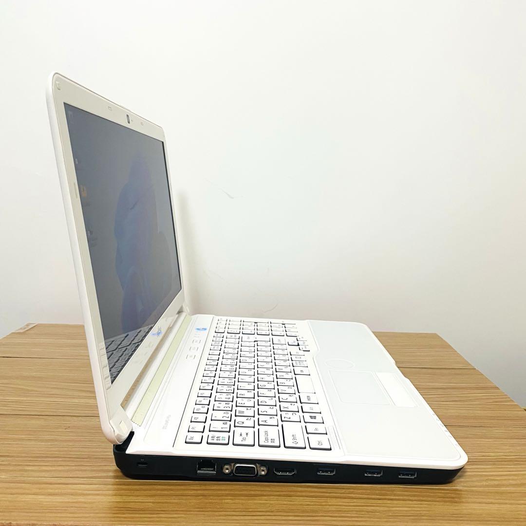 富士通 i7/SSDホワイトパソコン メモリ8ギガwin11 オフィスブルーレイ