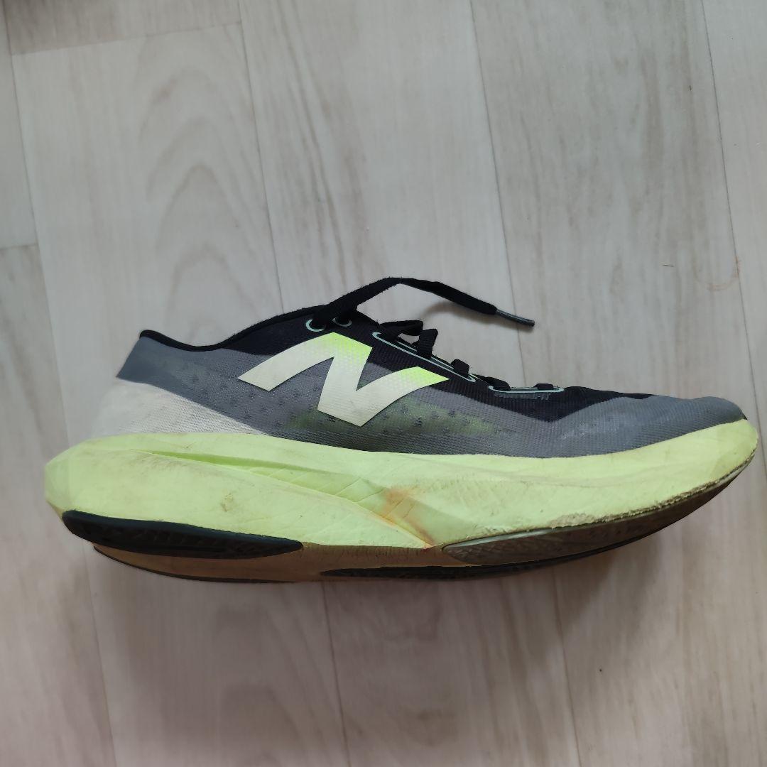 New Balance FuelCell Rebel ランニングシューズ