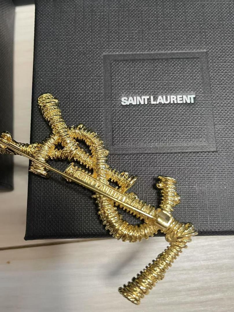 SAINT LAURENT ゴールドブローチ YSLロゴ