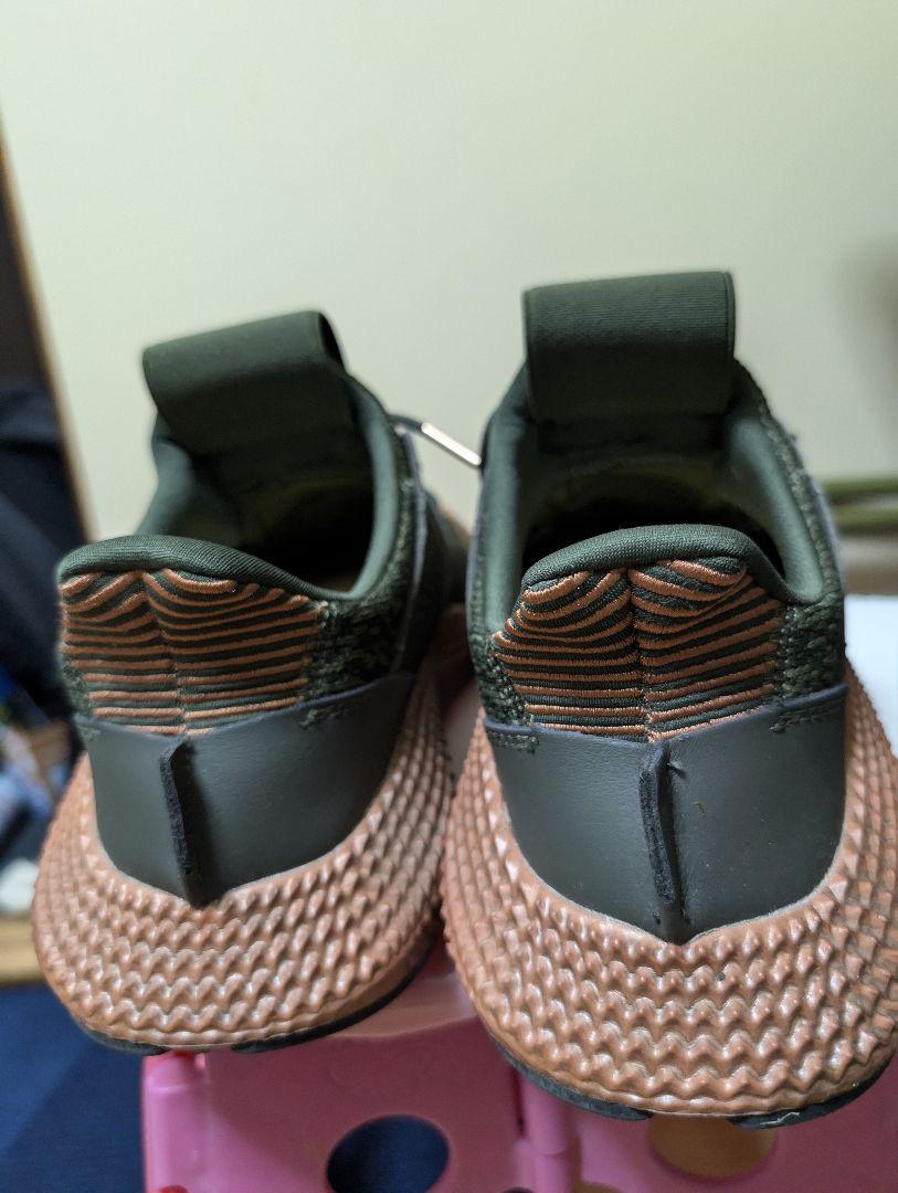adidas オリーブグリーン スニーカー