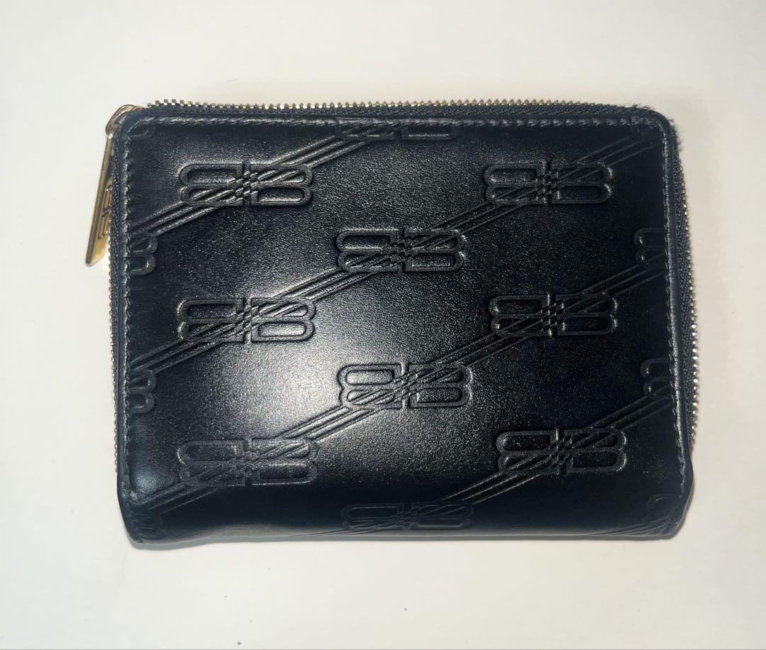 バレンシアガ　Embossed Monogram 二つ折り財布BBロゴ型押し