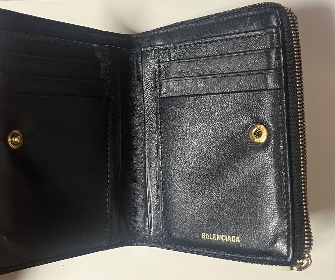 バレンシアガ　Embossed Monogram 二つ折り財布BBロゴ型押し