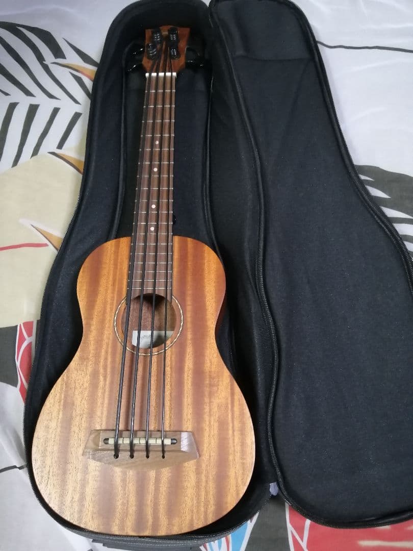 Kmise ウクレレベース　ケース付