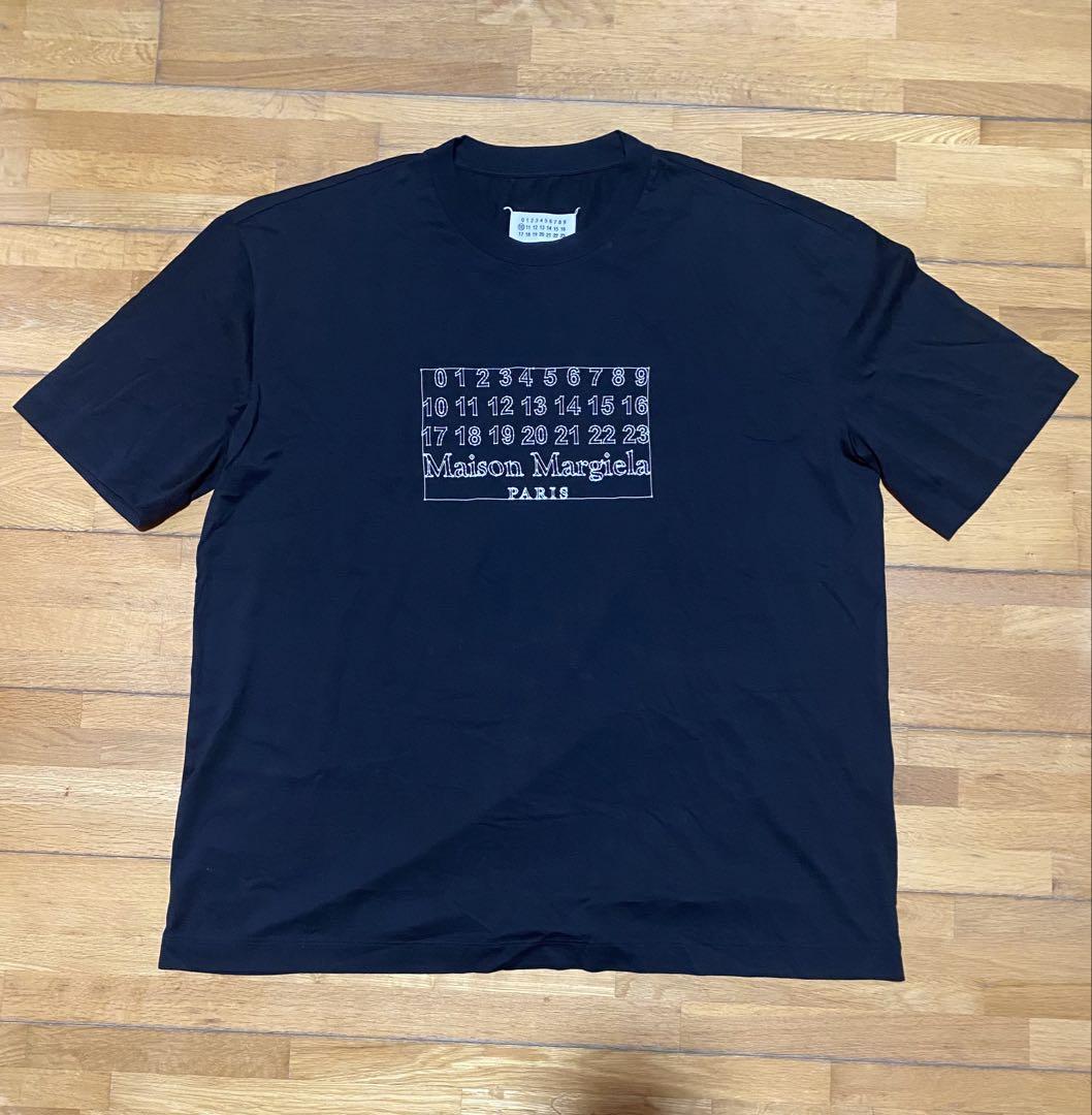 【メゾンマルジェラ】カレンダーロゴTシャツ