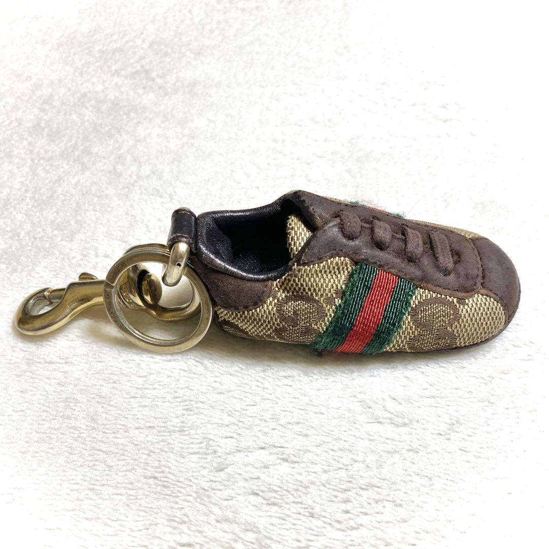 GUCCI キーホルダー GG柄 スニーカー 靴 チャーム ロゴ刻印 本革 GUCCI キーホルダー GG柄 スニーカー 靴 チャーム ロゴ刻印 本革