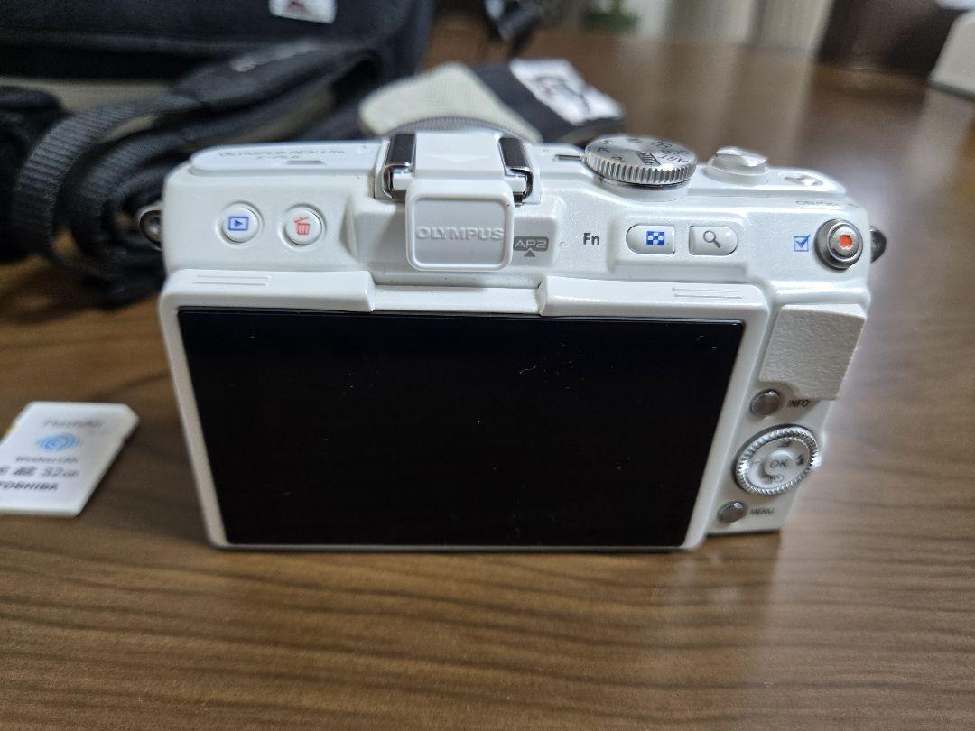 OLYMPUS ミラーレス一眼 ホワイト 本体と付属品