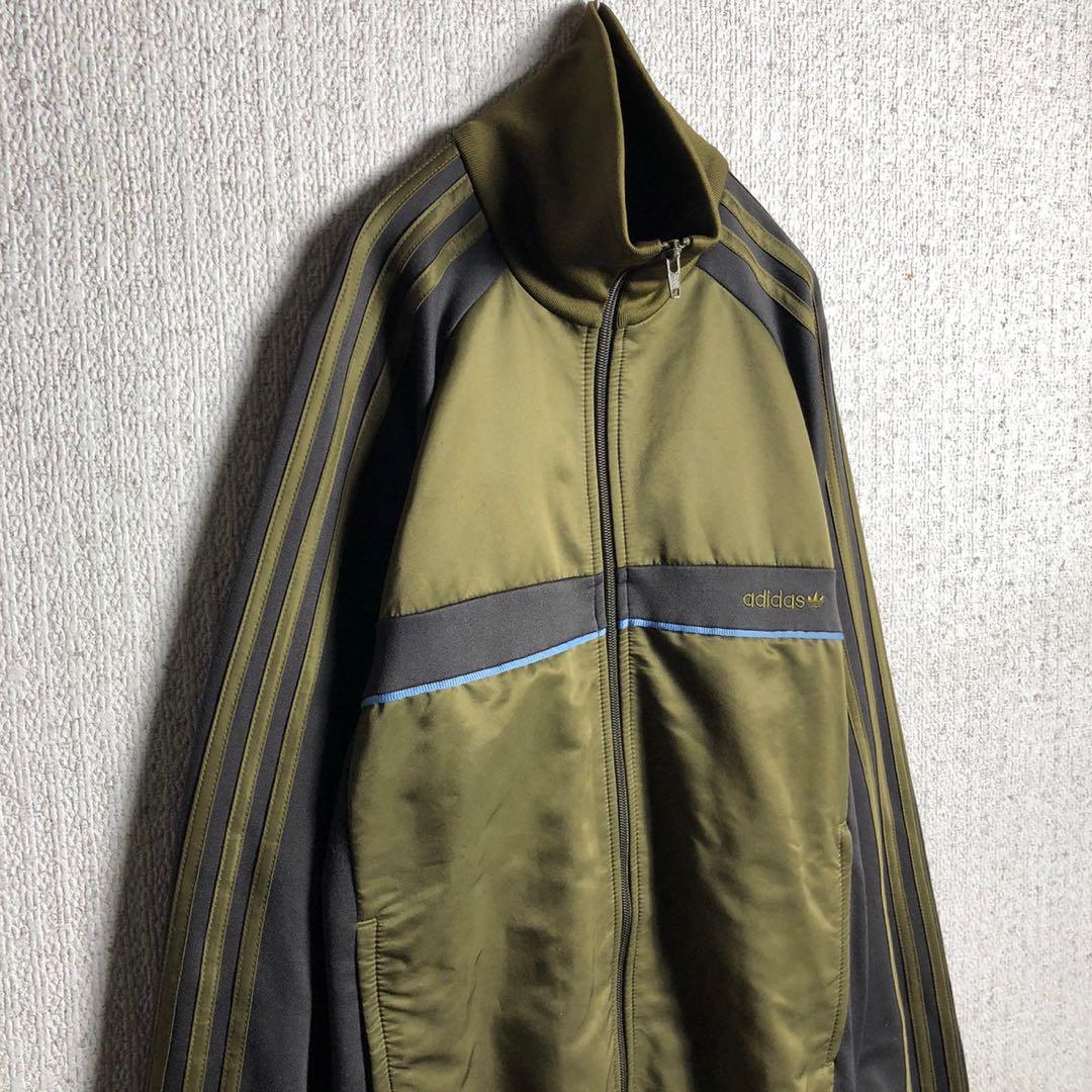 カーキ