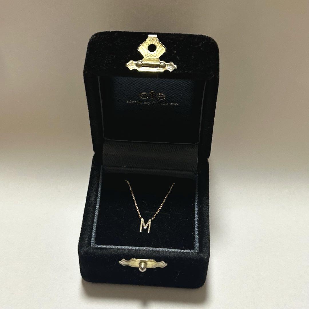 エテ K10 ネックレス イニシャル M（☆在庫1点あり☆ 4月 誕生石