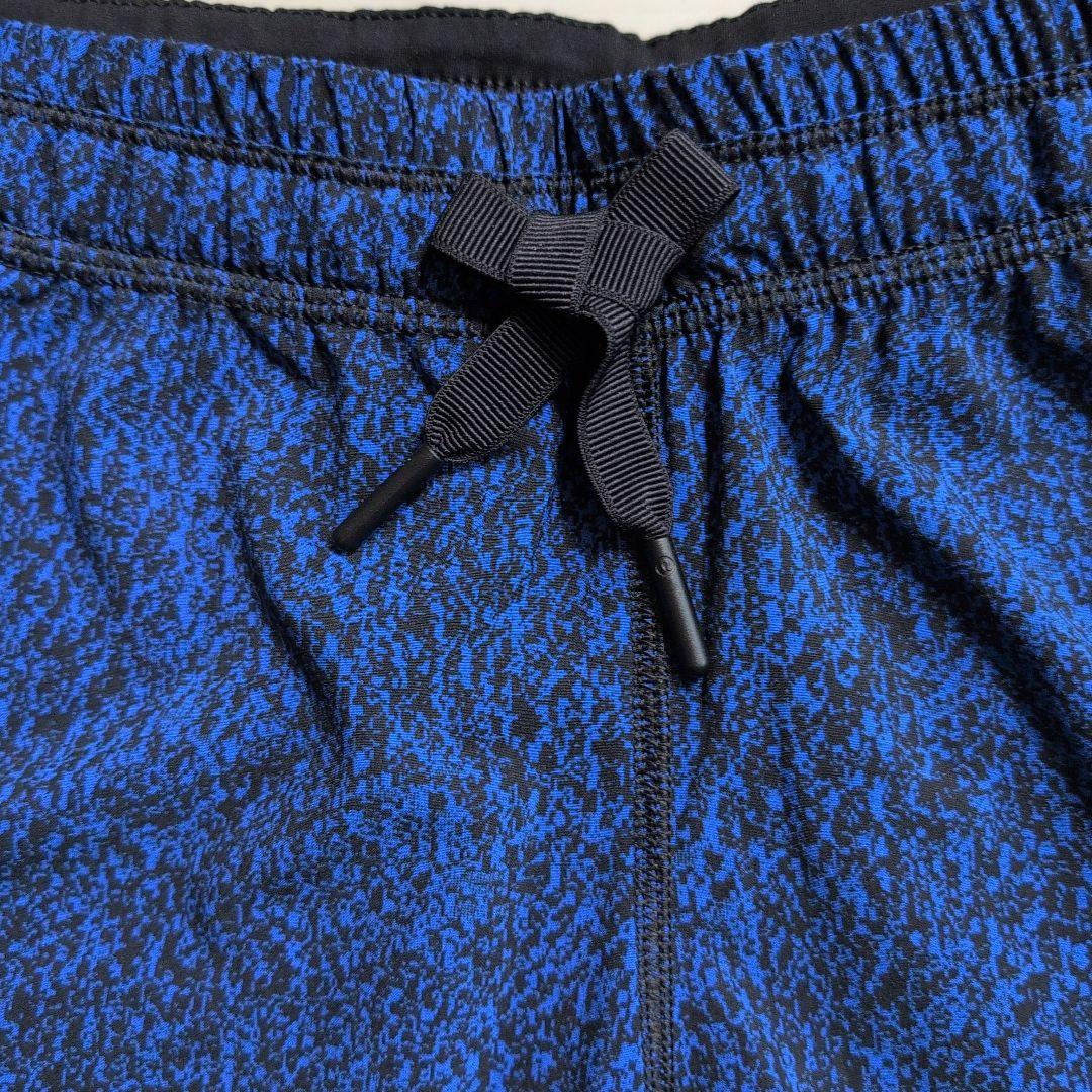 新品　ルルレモン青と黒の模様 トレーニングショートパンツ　サイズ4